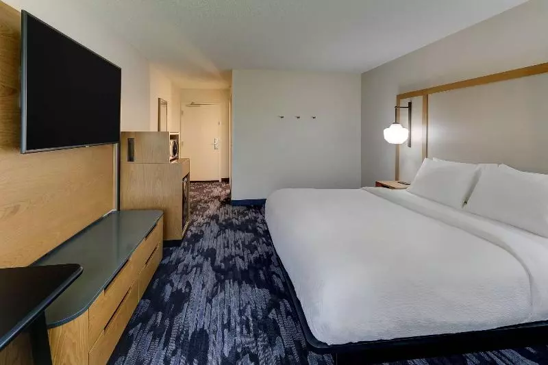 キングサイズベッドのスタンダードルーム, Fairfield Inn & Suites Southport