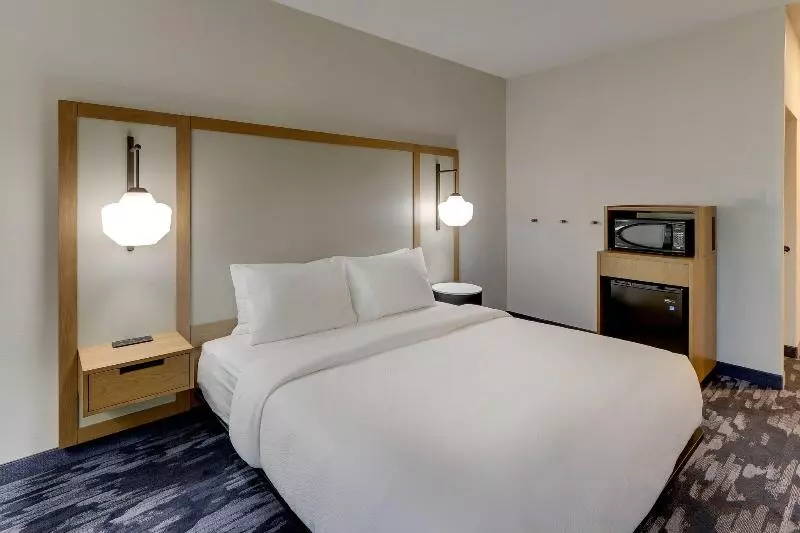キングサイズベッドのスタンダードルーム, Fairfield Inn & Suites Southport