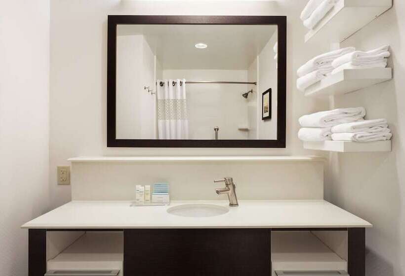 اتاق استاندارد با 2 تخت دوبل, Hampton Inn Colchester