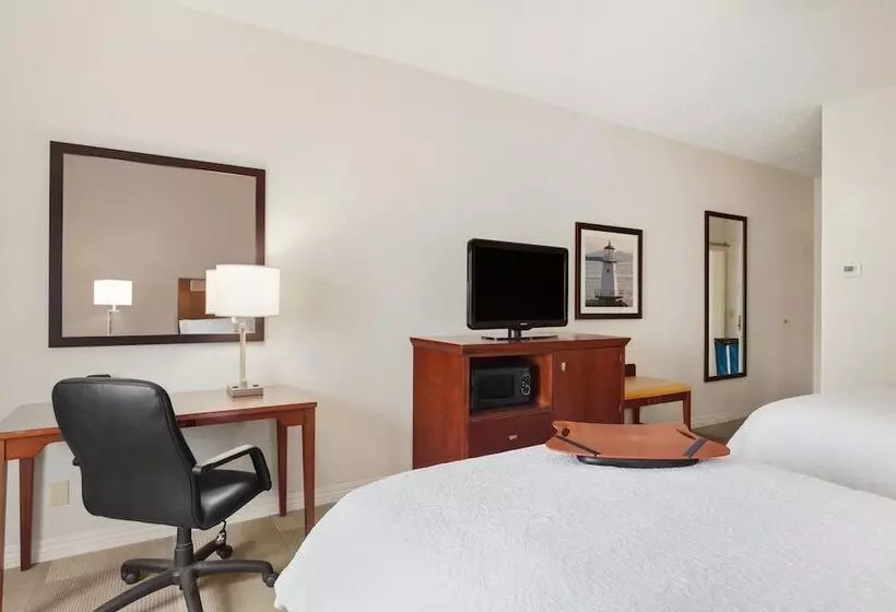２ダブルベッドのスタンダードルーム, Hampton Inn Colchester