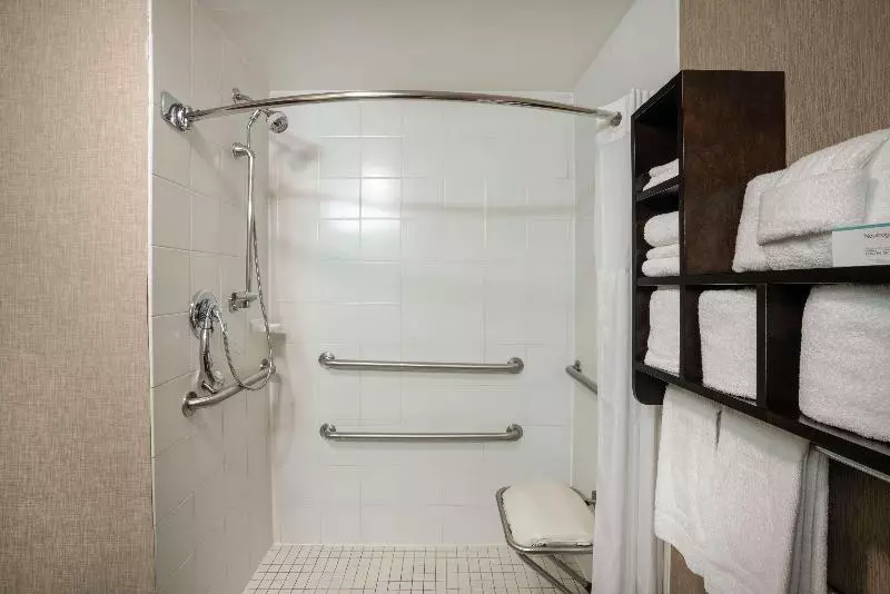 キングサイズベッドのスタンダードルーム, Hampton Inn Dublin
