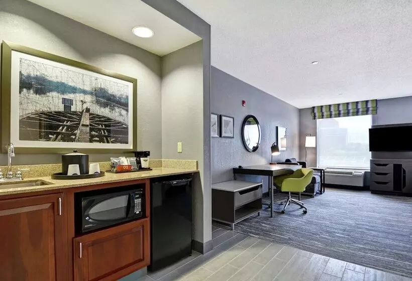 景色の見えるスイートルーム, Hampton Inn & Suites Newark Harrison Riverwalk