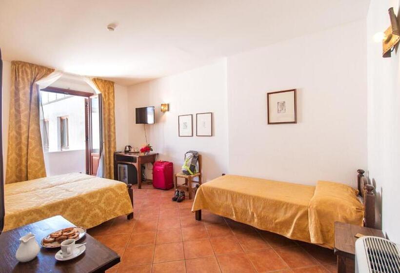 חדר סטנדרט לשלושה, Il Querceto