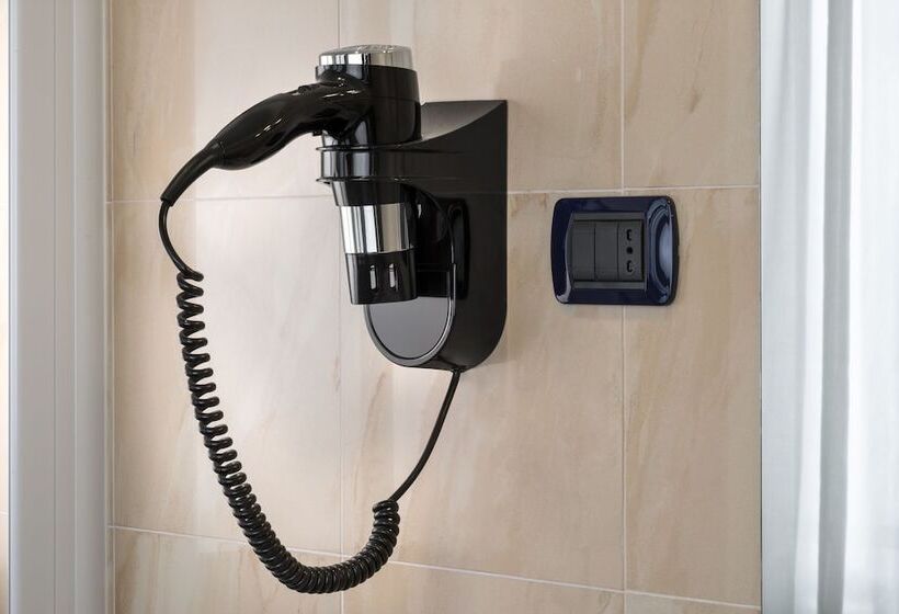 标准三人间, Lancaster