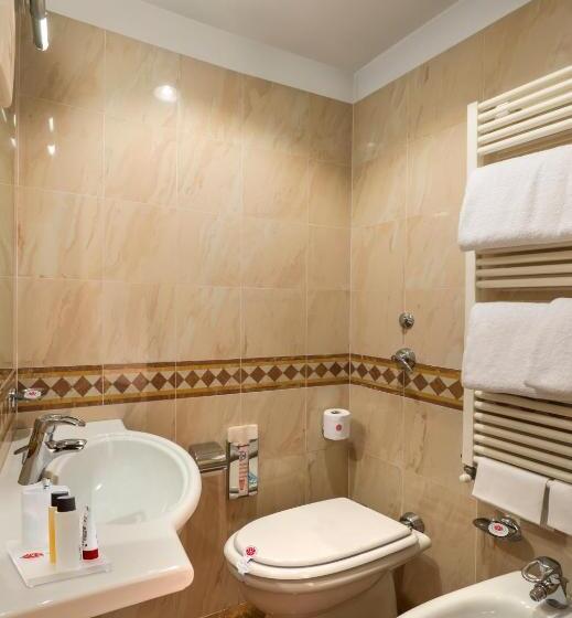 اتاق اکونومی, Lancaster