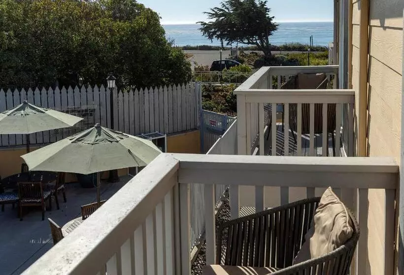 سوئیت با چشم‌انداز, Pelican Inn & Suites