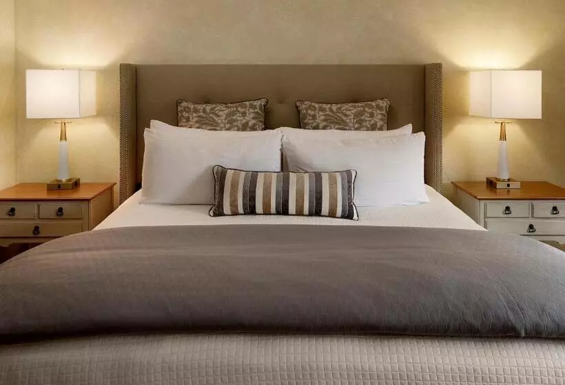 سوئیت با چشم‌انداز, Pelican Inn & Suites