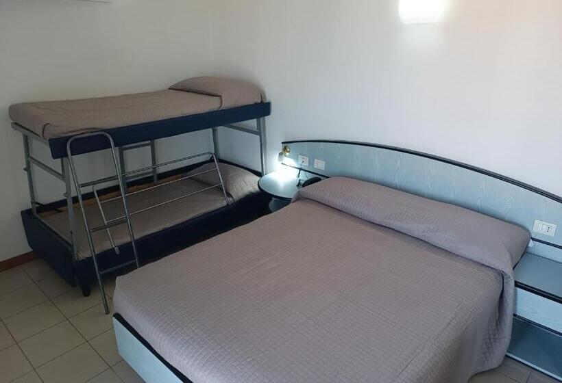 اتاق استاندارد چهارنفره با بالکن, Rèmin Plaza