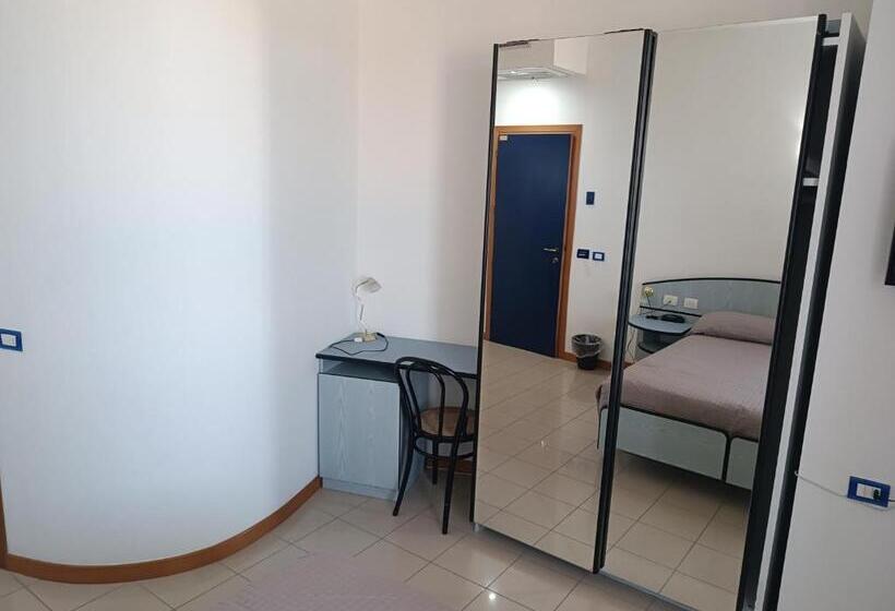 اتاق استاندارد چهارنفره با بالکن, Rèmin Plaza