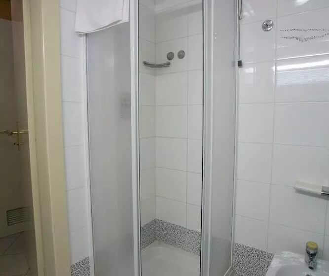 Standard Kolmen Hengen Huone, Salsello