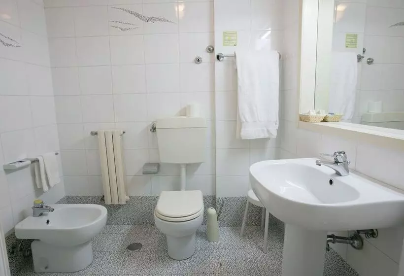 Standard Kolmen Hengen Huone, Salsello