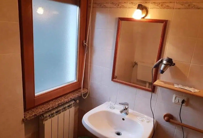 Standard Neljän Hengen Huone, Casa Albergo Tiroasegno