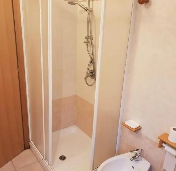 Standard Neljän Hengen Huone, Casa Albergo Tiroasegno