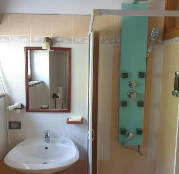 Deluxe Kolmen Hengen Huone, Casa Albergo Tiroasegno