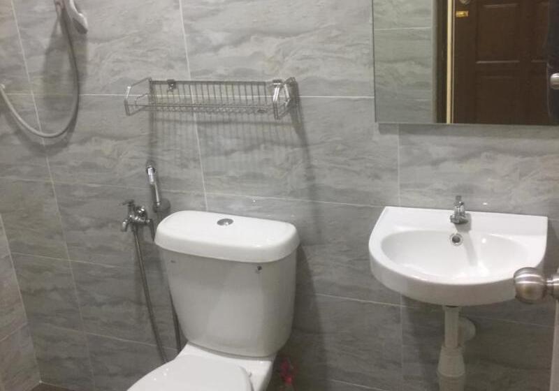 Deluxe Rum, Oyo 90090 Roselyn Inn 2