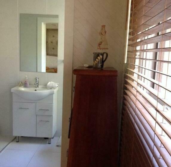 带大床的套房, Eumundi Guesthouse And B&b