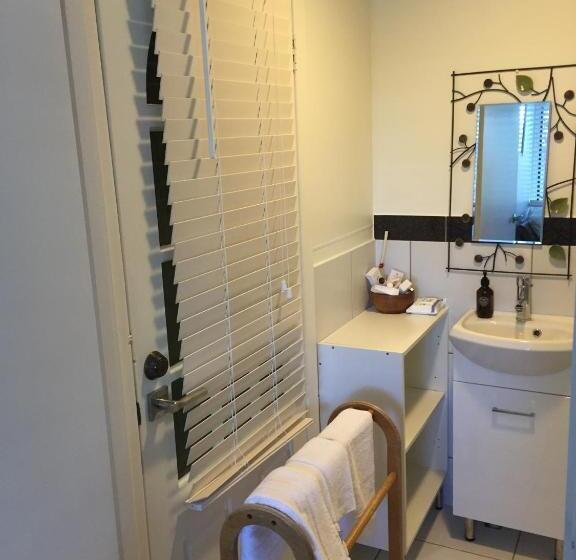 带大床的套房, Eumundi Guesthouse And B&b