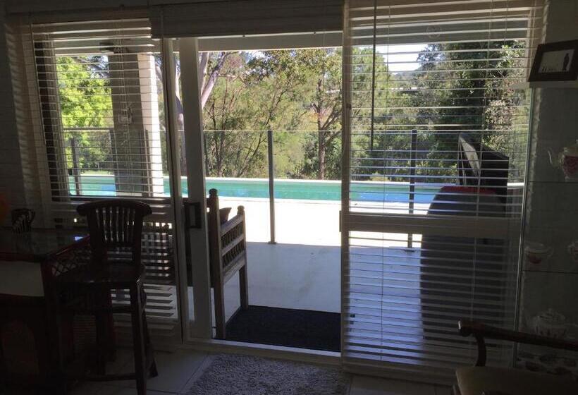 带大床的套房, Eumundi Guesthouse And B&b