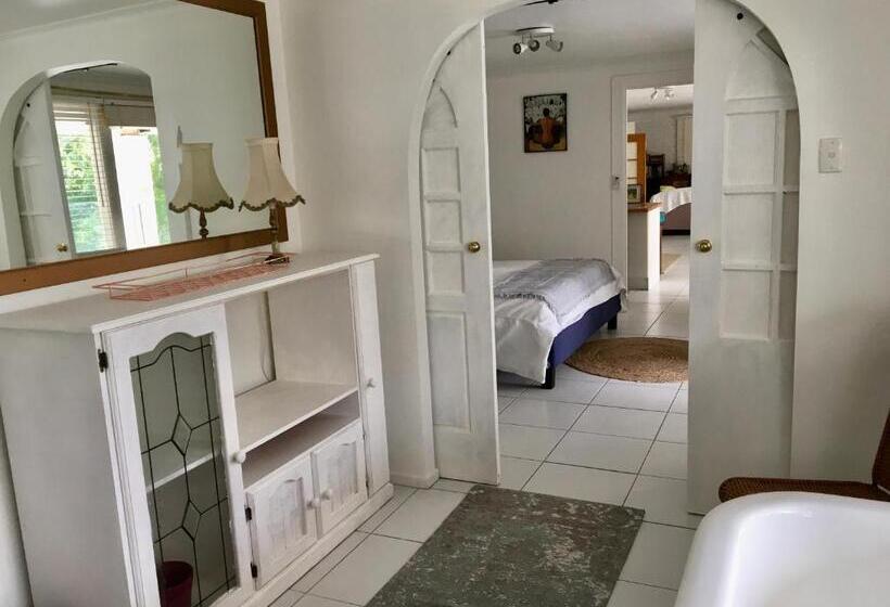 带大床的套房, Eumundi Guesthouse And B&b