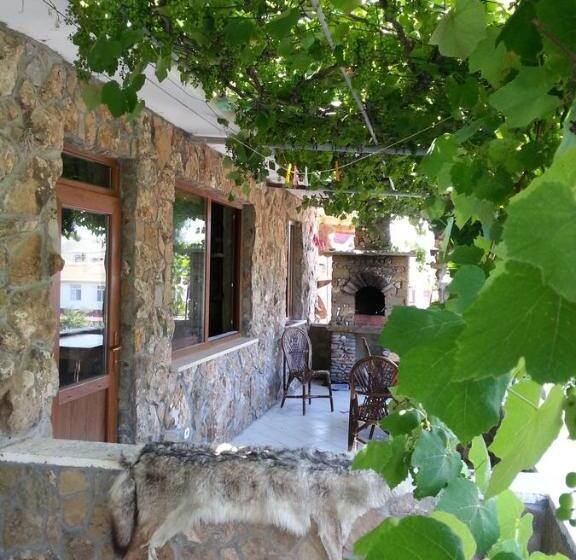 خانه 2 خوابه, Uysallar Koy Evi