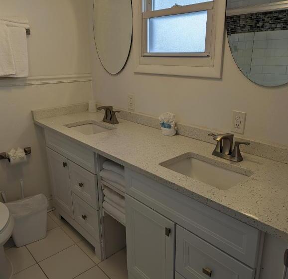 스탠다드 룸 킹사이즈 침대, Daytona Inn And Suites