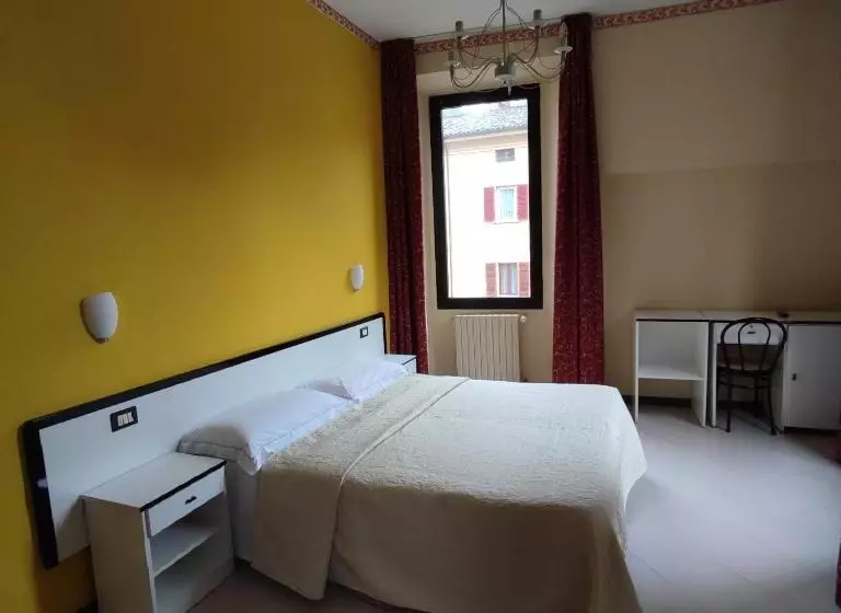 キングサイズベッドのスタンダードルーム, Italia