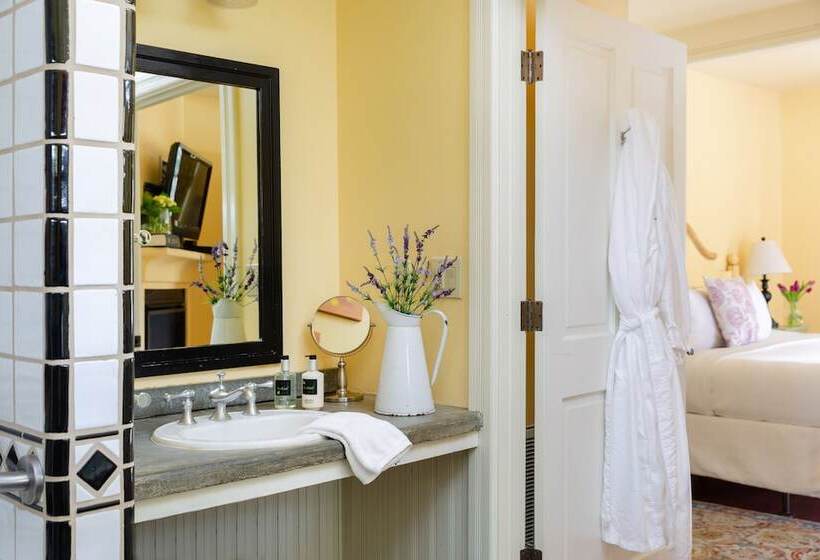 Номер Deluxe Кровать Кинг, Lavender, A Four Sisters Inn