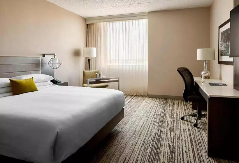 キングサイズベッドのスタンダードルーム, Marriott Cincinnati North