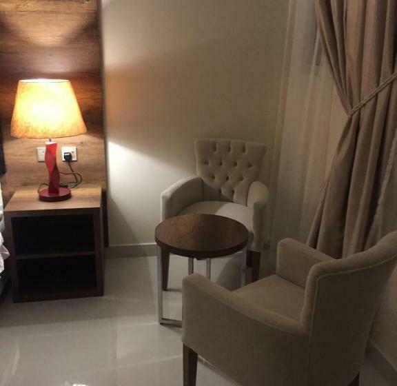 اتاق لوکس, Golden Square