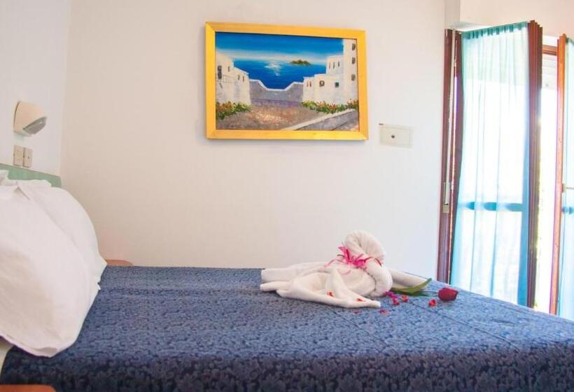 スタンダード4人部屋, Laura