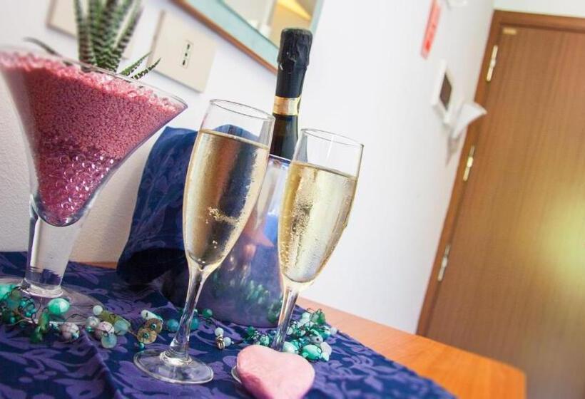 スタンダード4人部屋, Laura