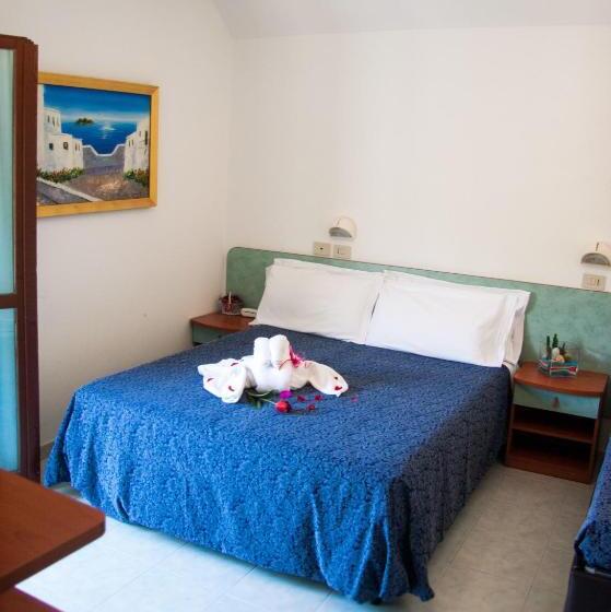 スタンダード4人部屋, Laura