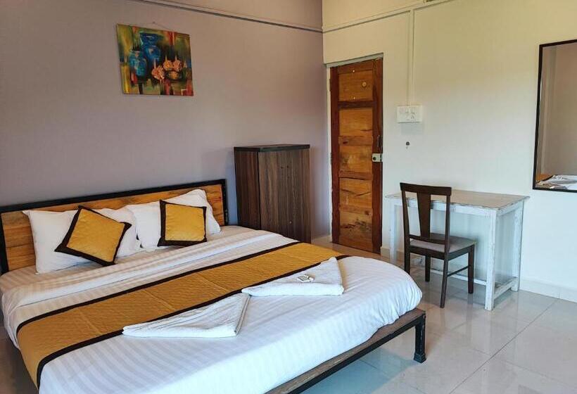 Номер Стандарт Вид на Бассейн, Shivam Bnb Mandrem Resort