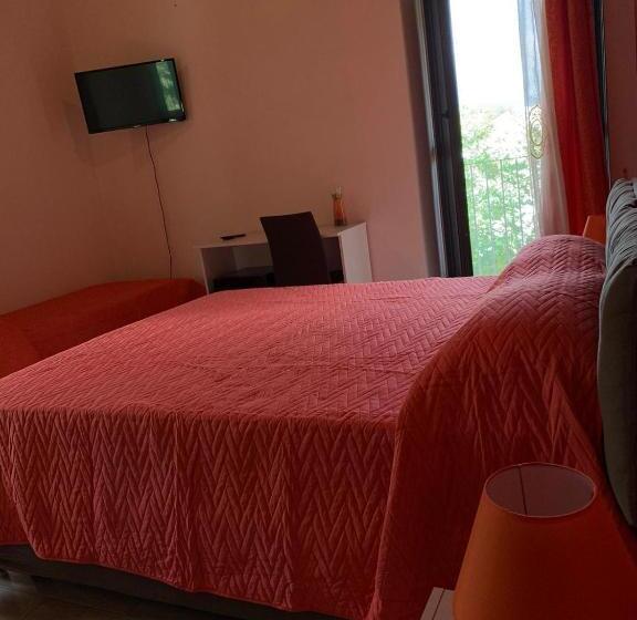 اتاق سه‌نفرۀ استاندارد با سرویس بهداشتی بیرون از اتاق, B&b L’antico Rudere