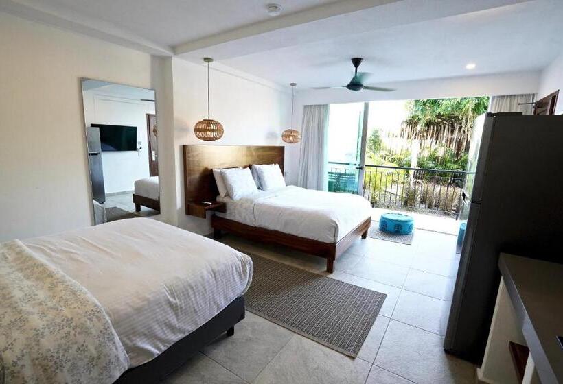 חדר לארבעה סטנדרטי עם מרפסת, Puerto Sayulita
