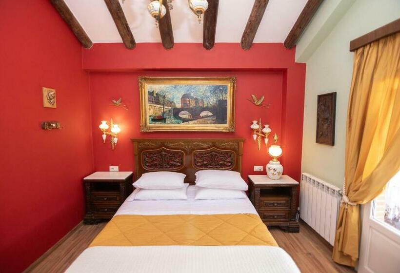 غرفة قياسية مزوَّدة بشُرفة, Bujtina Sidheri