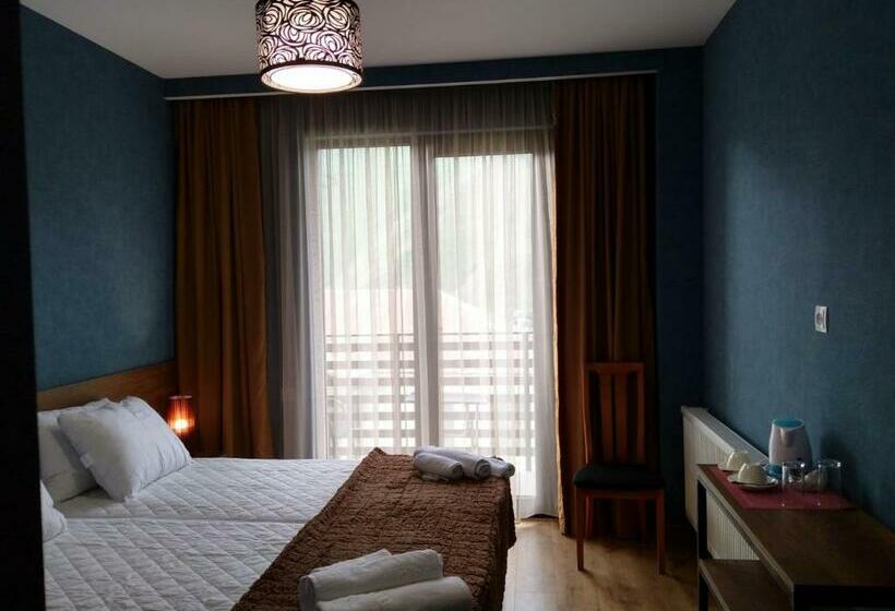 اتاق استاندارد سه نفره, Hilltop Kazbegi