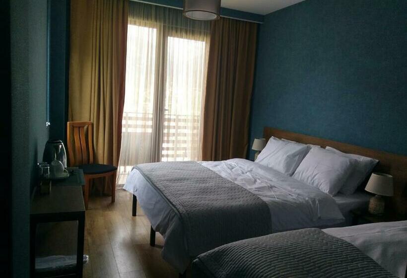 اتاق استاندارد سه نفره, Hilltop Kazbegi