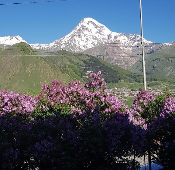 اتاق استاندارد سه نفره, Hilltop Kazbegi