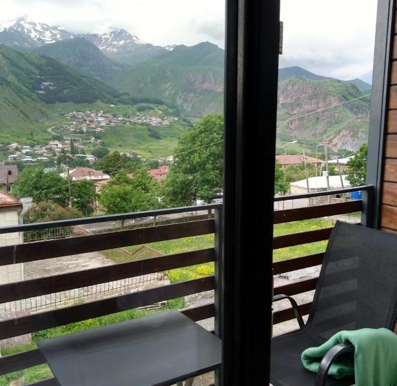اتاق استاندارد سه نفره, Hilltop Kazbegi