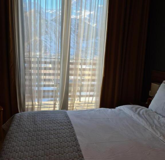 اتاق استاندارد سه نفره, Hilltop Kazbegi