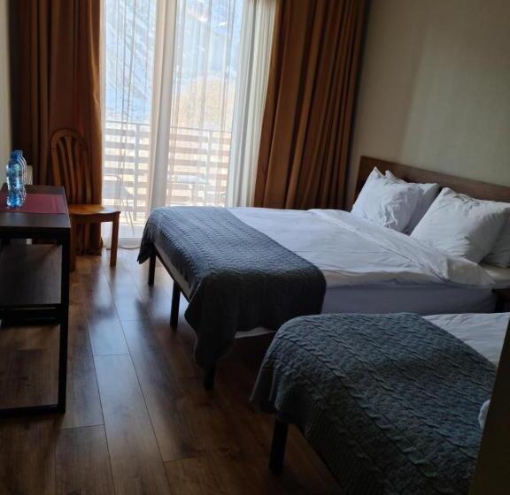 اتاق استاندارد سه نفره, Hilltop Kazbegi