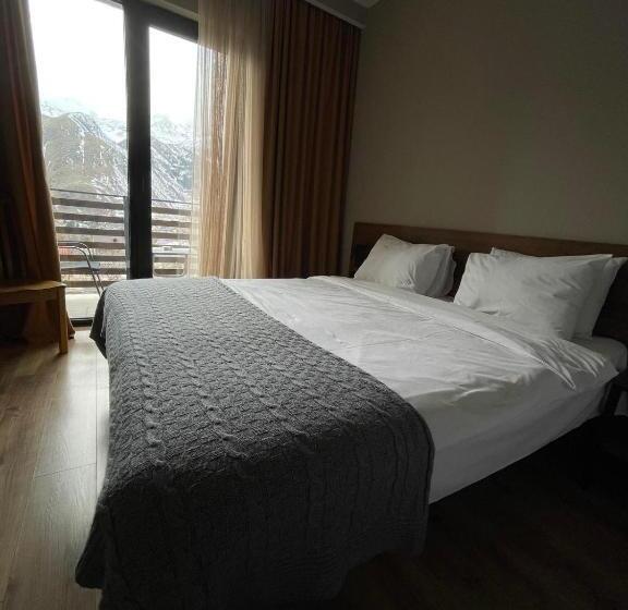 اتاق استاندارد سه نفره, Hilltop Kazbegi