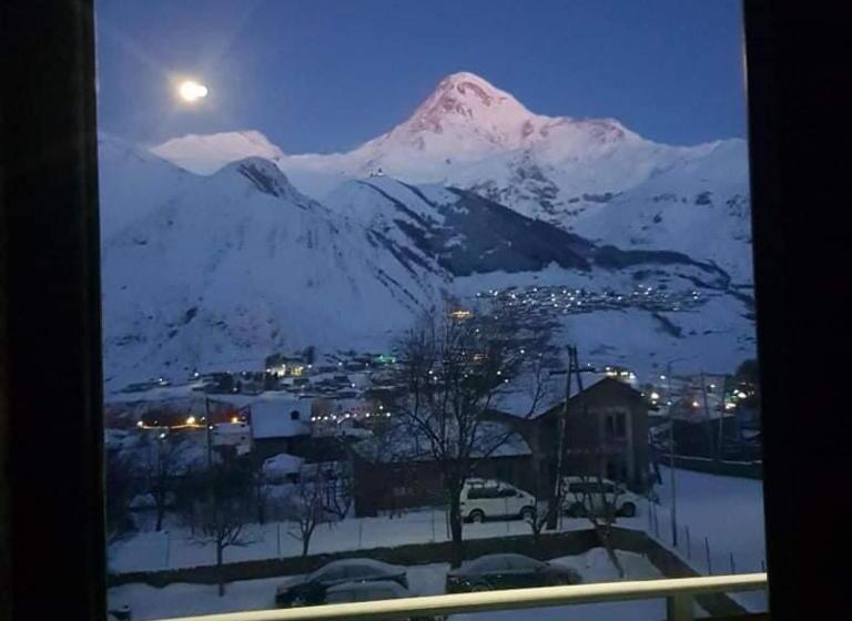 اتاق استاندارد سه نفره, Hilltop Kazbegi