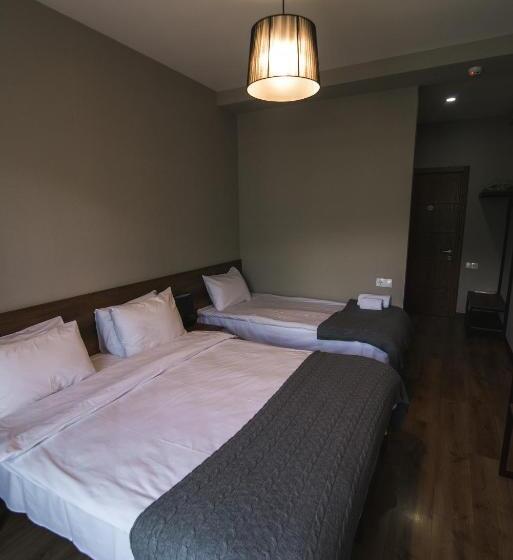 اتاق استاندارد سه نفره, Hilltop Kazbegi