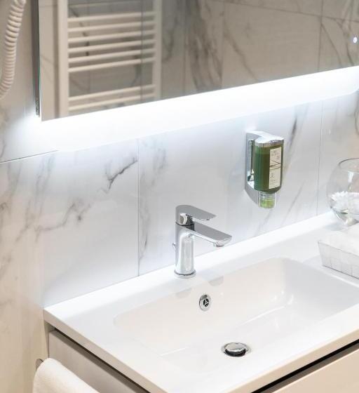 اتاق لوکس سه تخته, Boutique Hotel Grahor