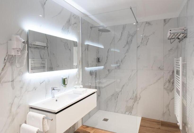 اتاق لوکس سه تخته, Boutique Hotel Grahor