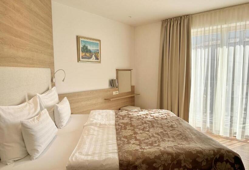 اتاق لوکس سه تخته, Boutique Hotel Grahor