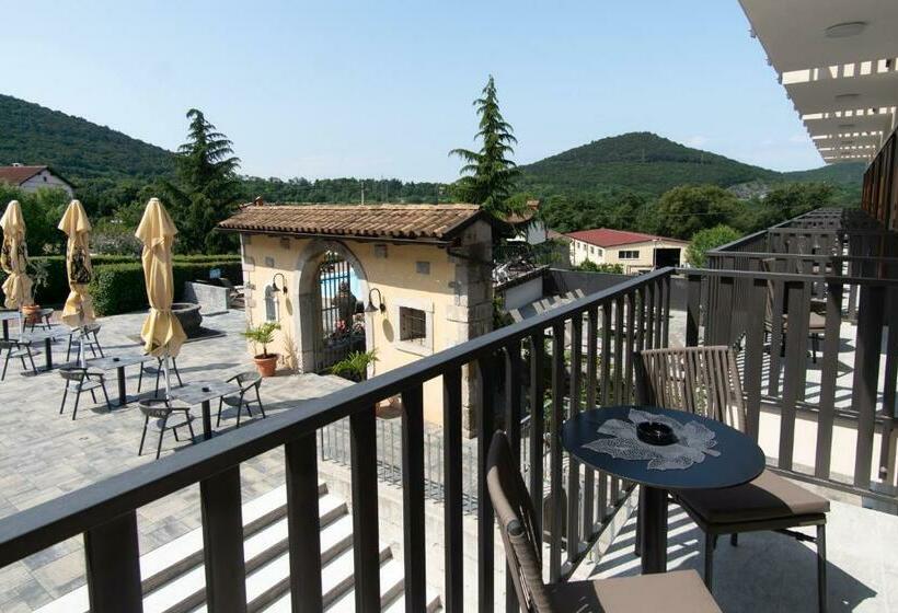 اتاق لوکس سه تخته, Boutique Hotel Grahor