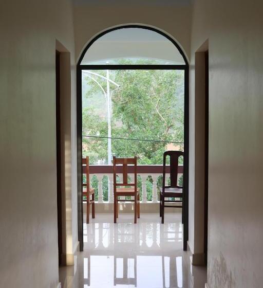 Deluxe room with river view, Son Doong Riverside